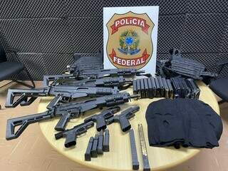 Armas apreendidas pela Polícia Federal durante operação. (Foto: Divulgação / Polícia Federal)