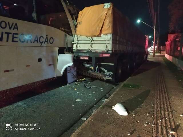 &Ocirc;nibus bate na traseira de carreta e pelo menos 4 passageiros ficam feridos 