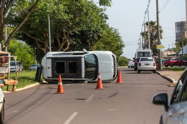V&iacute;deo mostra colis&atilde;o que terminou com carro tombado em cruzamento perigoso 