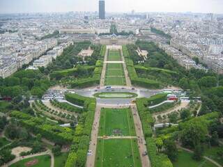 A beleza do Jardin des Tuileries, uma das marcas do turismo e um dos lugares imperdíveis em Paris (Foto: Reprodução)