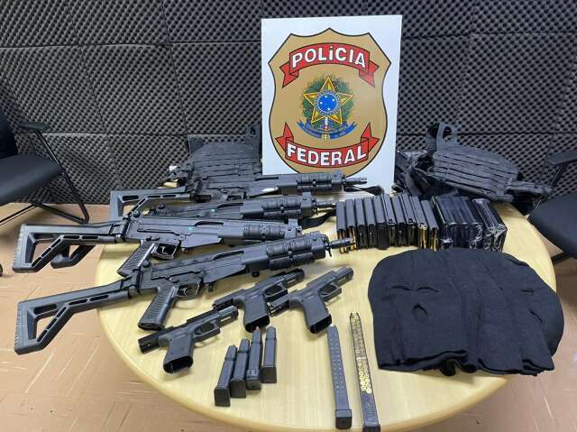 Homem &eacute; preso com pistolas 9 mm, fuzis e identifica&ccedil;&otilde;es falsas da Pol&iacute;cia Civil 