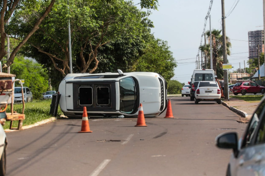 Vídeo: corrida nos EUA tem pista com cruzamento de carros