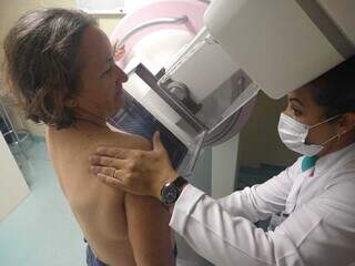 Mulher faz exame de mamografia, no Hospital de Câncer Alfredo Abraão (Foto: Cleber Gellio)