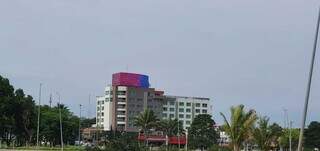Painel fica no alto de hotel na Avenida Afonso Pena. (Foto: Arquivo pessoal)