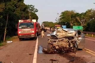 Veículo que ficou na rodovia teve frente completamente destruída (Foto: Divulgação)