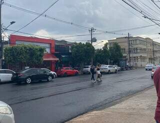 Chuva fraca no Centro de Campo Grande hoje. (Foto: Direto das Ruas)