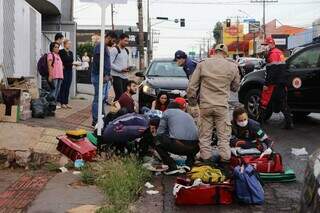 Corpo de Bombeiros e Samu reanimando a vítima (Foto: Paulo Francis)