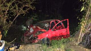 Carro onde família estava ficou destruído após acidente. (Foto: Divulgação | Corpo de Bombeiros)