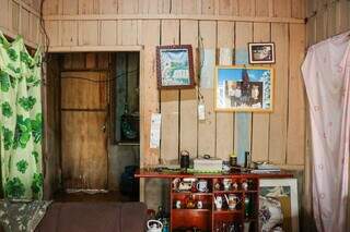 Residência da família é simples e feita de madeira. (Foto: Henrique Kawaminami)