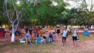 Todas as churrasqueiras ficam sob árvores para dias frescos. (Foto: Divulgação)