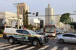 Trânsito precisou ser desviado e segue lento no local (Foto: Paulo Francis)