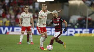 Disputa de bola durante a partida desta noite. (Foto: Gilvan de Souza / CRF)