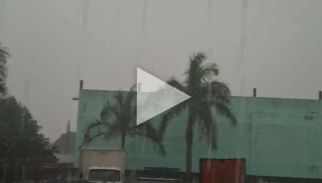 Chove forte na fronteira em dia de alerta sobre tempestade