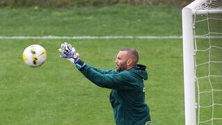 Goleiro Weverton em treino com bola no Palmeiras (Foto: Divulgação)