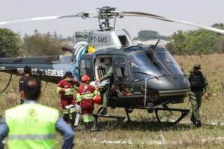 Helicóptero foi usado para resgatar vítimas na cena criada (Foto: Henrique Kawaminami)