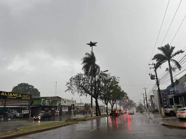 Em tr&ecirc;s minutos, chuva acumula 10 mil&iacute;metros e alaga ruas