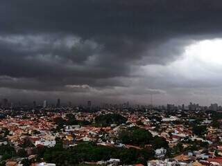 Céu com nuvens carregadas registrado a partir da Vila Margarida.  (Foto: Direto das Ruas)