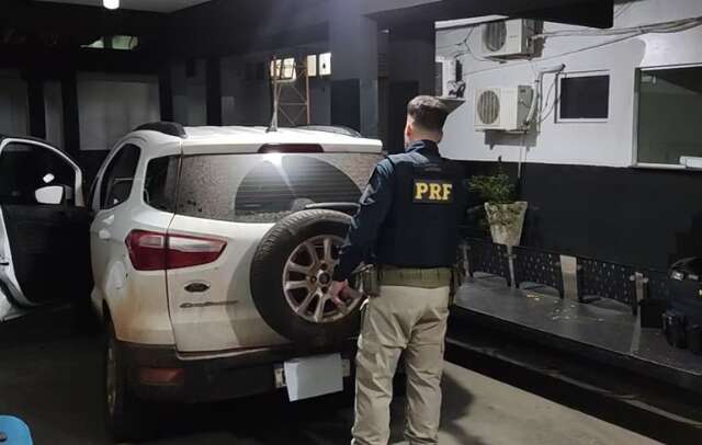 PRF apreende 900 kg de drogas ap&oacute;s persegui&ccedil;&atilde;o que terminou com carro em vala