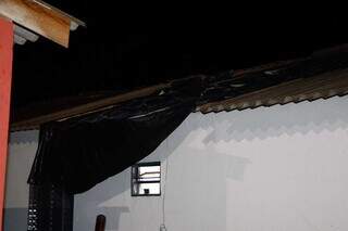 Casas foram forradas provisoriamente com lona no Pedro Teruel. (Foto: Alex Machado)