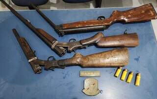 Espingardas e munições calibre 20 apreendidas com o acusado. (Foto: Divulgação | PCMS)