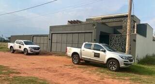 Viaturas do Gaeco em frente a um dos endereços vasculhados hoje em Ivinhema (Foto: Divulgação)