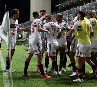 Jogadores do São Paulo em campo comemorando a vitória desta noite. (Foto: São Paulo/FC)