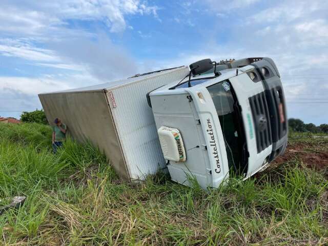 Em aquaplanagem, condutor perde controle e tomba caminh&atilde;o carregado de feij&atilde;o  