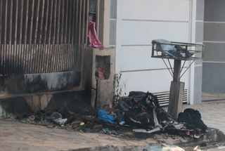 Restos de entulho que foram queimados pelo vizinho preso em flagrante (Foto: Marcos Maluf) 