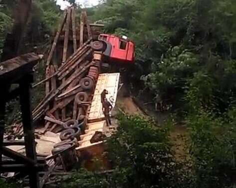 V&iacute;deo: Carregada de calc&aacute;rio, carreta bitrem derruba ponte de madeira