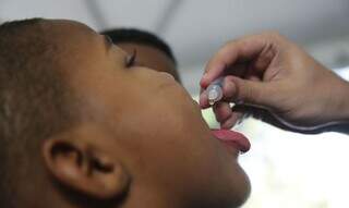 Criança sendo imunizada contra a poliomielite. (Foto: Fernando Frazão/AgênciaBrasil) 