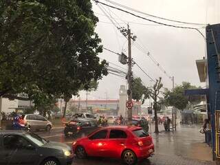 Leitor registra chuva no Centro de Campo Grande nesta tarde. (Foto: Direto das Ruas)