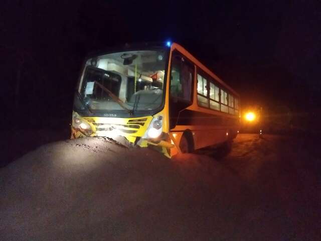 15 crian&ccedil;as ficam feridas ap&oacute;s &ocirc;nibus bater em amontoado de min&eacute;rio