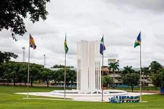 Monumento em frente à Universidade Federal de Mato Grosso do Sul, em Campo Grande. (Foto: Arquivo/Campo Grande News)