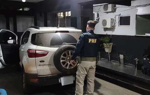 PRF apreende 900 kg de drogas após perseguição que terminou com carro em vala