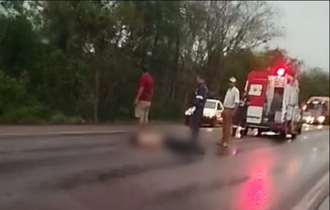 Durante temporal, homem é encontrado morto sem camisa em rodovia 