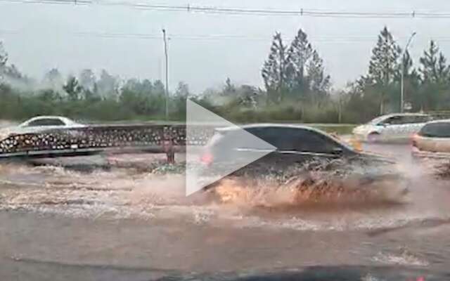 Chegada de temporal provoca alagamento em ruas de Ponta Porã