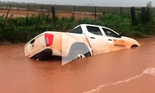 Caminhonete de equipe de sa&uacute;de ind&iacute;gena afunda em estrada de Paranhos