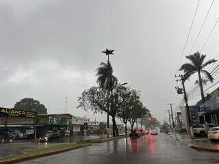 Avenida Hayel Bon Faker durante chuva do início desta tarde (Foto: Helio de Freitas)