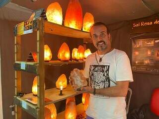 Paulo vende as luminárias em pedras há 12 anos. (Foto: Thailla Torres)