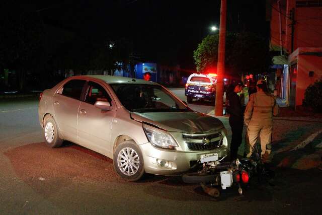 Batida entre moto e ve&iacute;culo deixa mulher ferida em cruzamento na Vila Carvalho