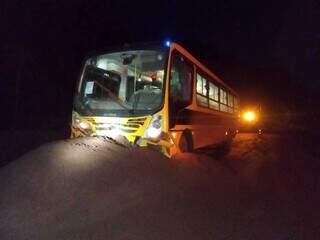 15 crian&ccedil;as ficam feridas ap&oacute;s &ocirc;nibus bater em amontoado de min&eacute;rio