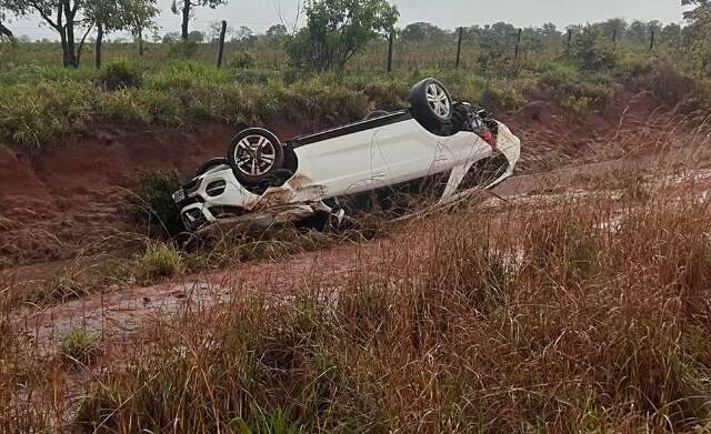 Motorista abandona SUV &agrave;s margens de rodovia ap&oacute;s capotagem