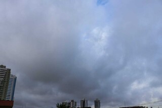 Céu com muitas nuvens visto do Santa Fé, na Capital (Foto: Henrique Kawaminami)