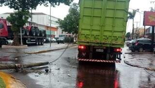 Carreta no meio da via após derrubar poste. (Foto: Ponta Porã News)