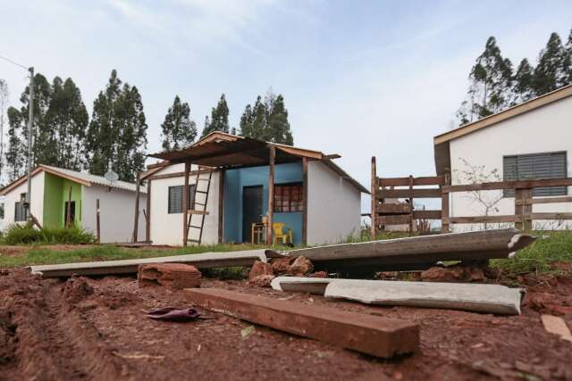 Ponto com maior estrago, residencial tem a&ccedil;&atilde;o emergencial para repor telhados