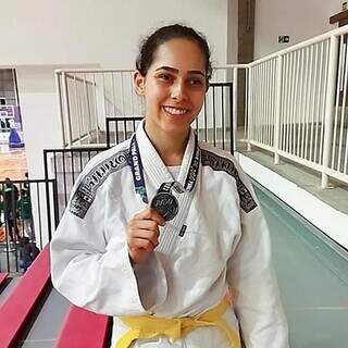 Hellen segura medalha conquistada em torneio de judô (Foto: Arquivo pessoal)