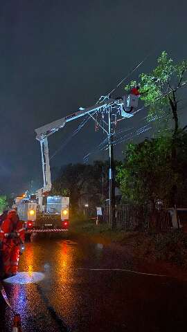 Equipes continuam nas ruas para restabelecer 100% de fornecimento de energia 