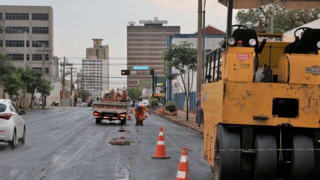 Chuva d&aacute; tr&eacute;gua e obras no centro de Campo Grande s&atilde;o retomadas