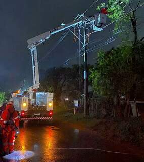 Trabalhadores reparando rede elétrica em bairro que ficou no escuro após temporal. (Foto: Divulgação)