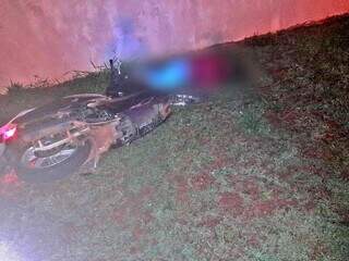 Ferido em perseguição, homem caiu e morreu ao lado da moto (Foto: Direto das Ruas)